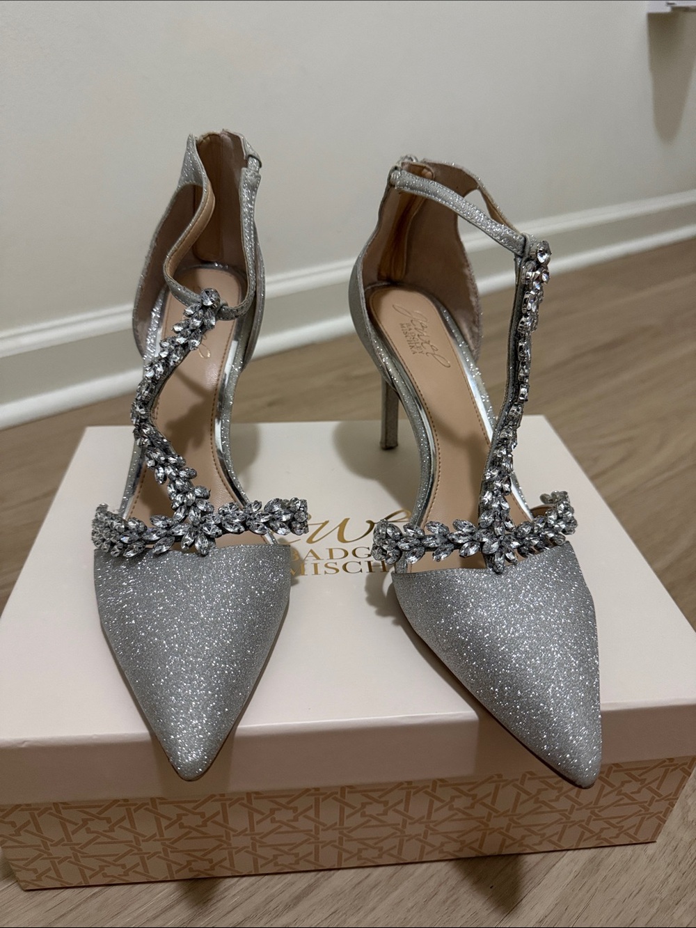 Badgley Mischka Silver Glitter T-Strap Crystal Embellished Women's Heels size8.5